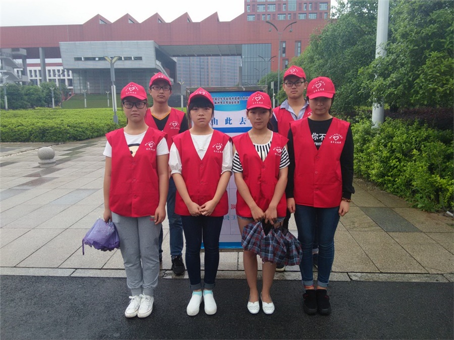 院團委“小紅帽”冒雨參與衛(wèi)生技術資格考試服務