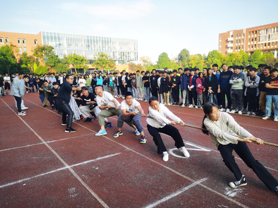 院團(tuán)委組織開展學(xué)生拔河比賽